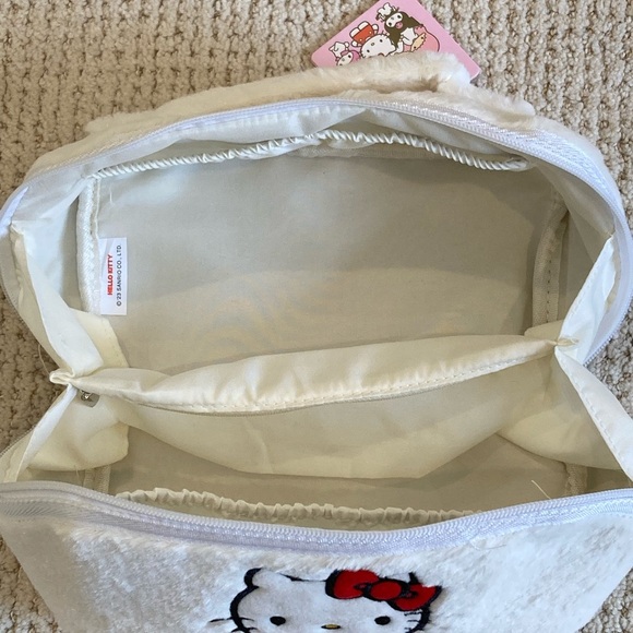 NWT Hello Kitty Faux Fur Cosmetic Bag & Surf Towel Set – Adorable & Rare! - Picture 8 of 9